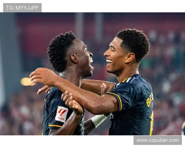 维尼修斯与小孔塞桑激烈碰撞倒地裁判无视引发巨大争议